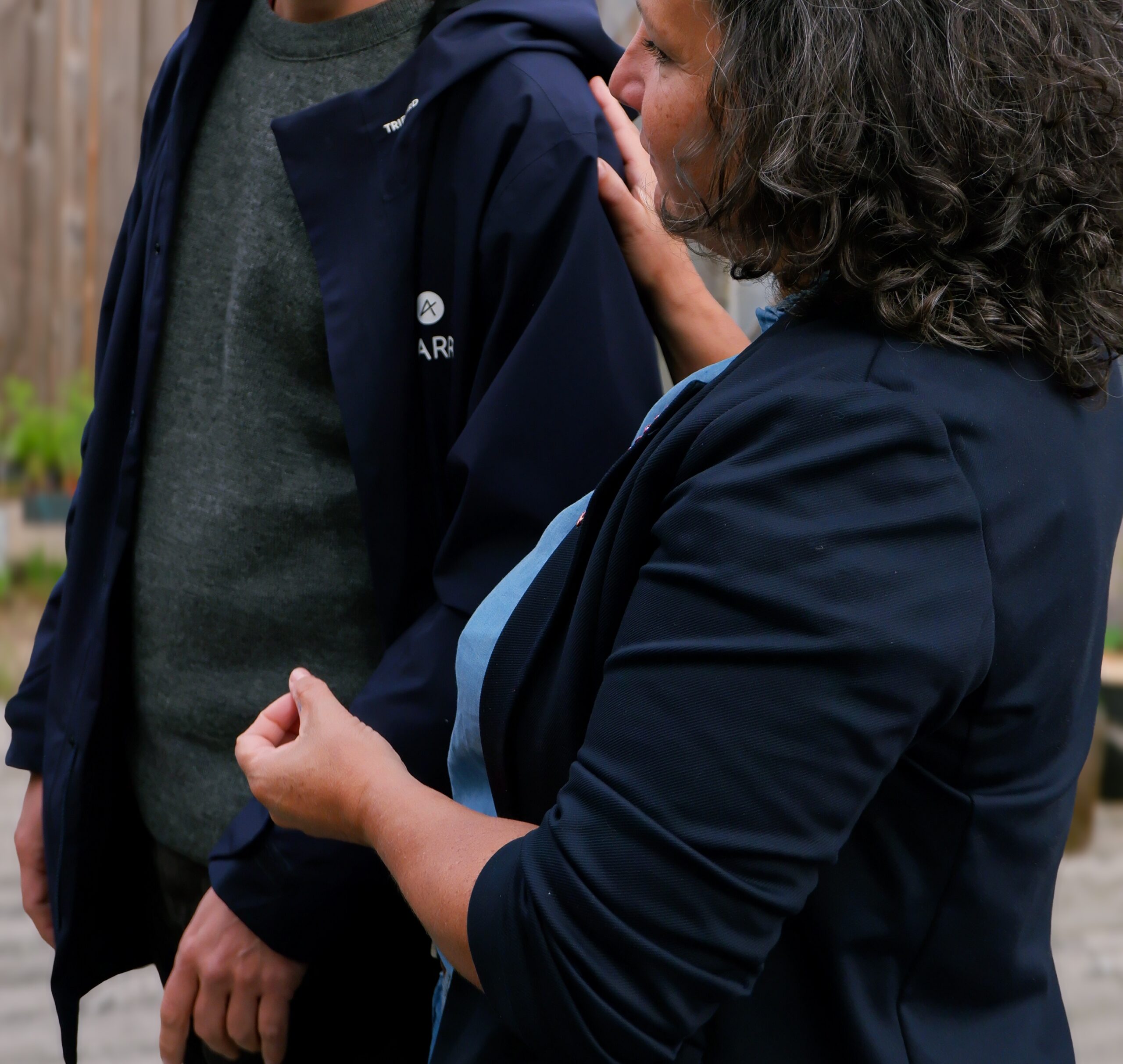 Coach professionnelle en entretien avec un manager lors d'une séance de coaching en entreprise